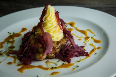 patates garnitür ve kırmızı soğan ile closeup et barbekü parçaları