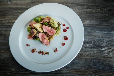 prosciutto ve tahıl hardal ile taze lezzetli sezar salatası