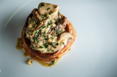 mantar ve kremalı sos ile closeup tavuk julienne