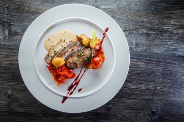 ızgara sebze ile pişmiş et parçaları üst görünümü