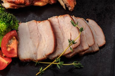 sos ve sebze ile üst görünüm makro füme et