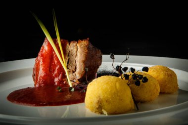 patates topları ve kırmızı sos ile closeup lezzetli et