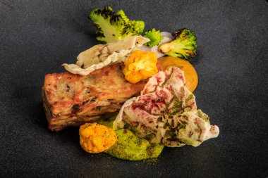 üst görünümü closeup modern et yemeği, sos ve sebze