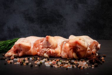 baharat ve yeşil dereotu ile çiğ tavuk pişmemiş parçalar