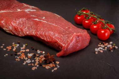 domates ile çiğ mermer et closeup büyük sığır filetosu