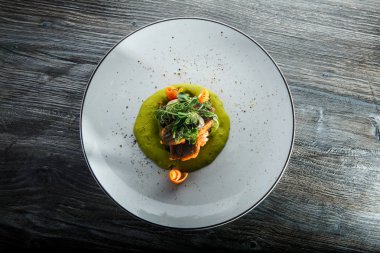 yeşillikli somon fileto ile dekore modern üst görünümü