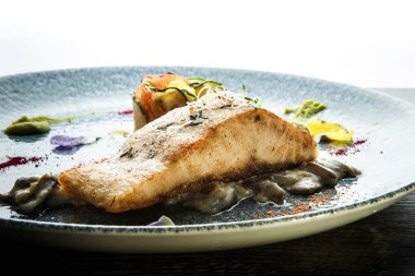 yakın çekim pişmiş deniz balık biftek kızarmış mantar servis