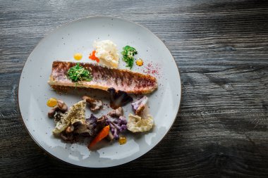 ince dekore edilmiş pişmiş balık fileto su fileto su fileto su ve sebze üst görünümü