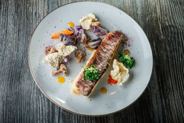 ince dekore sağlıklı pişmiş balık fileto ve sebze