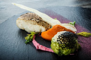 closeup lezzetli ızgara beyaz balık havuç püresi ile servis