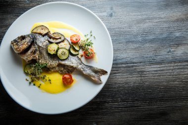 dilimlenmiş pişmiş sebze ile servis lezzetli balık üst görünümü