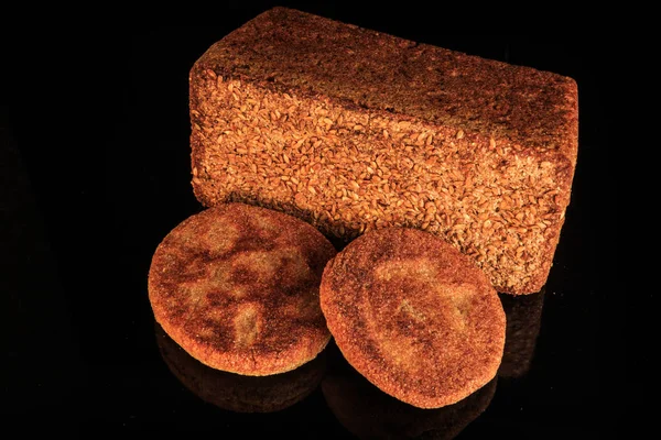 Widok z góry na prostokątny promień chleba z i dwa flapjacks — Zdjęcie stockowe