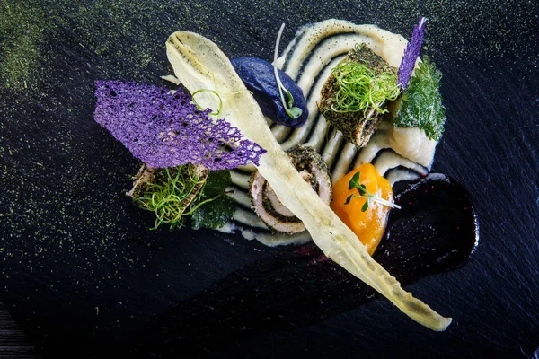 Top view closeup aslinya dihiasi gulungan ikan dengan herbal — Stok Foto