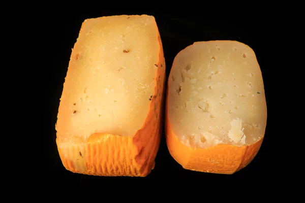 Top View close-up twee helften van geassorteerde harde kaas hoofden — Stockfoto