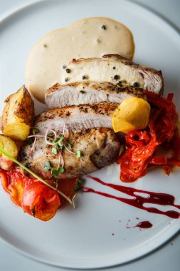 ızgara sebze ile dilimlenmiş pişmiş et makro görünümü