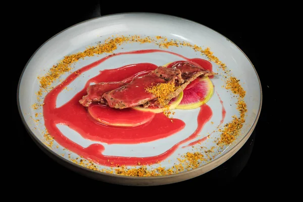 Irisan daging panggang lezat disajikan di bawah saus merah dan rempah-rempah — Stok Foto