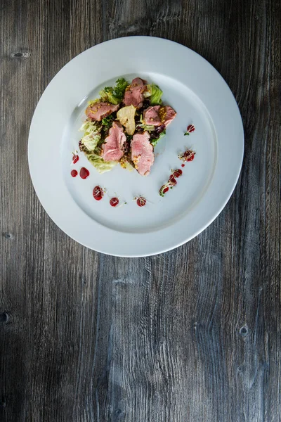Top view dari caesar salad lezat dengan irisan daging prosciutto — Stok Foto