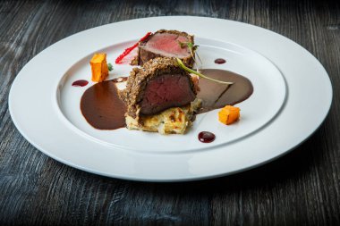 sos lu nefis dekore edilmiş orta çiğ ızgara et parçaları