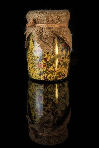 Décoré dans un bocal en verre de style rustique avec des épices séchées — Photo