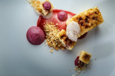 üst görünümü syrop dekorasyon ile makro dilimlenmiş sünger kek