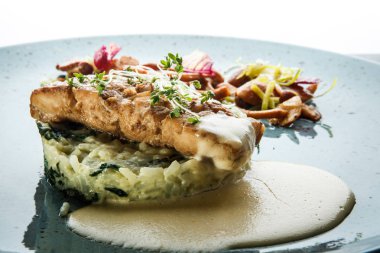 pirinç, sos ve mantar ile yakın çekim pişmiş deniz balığı