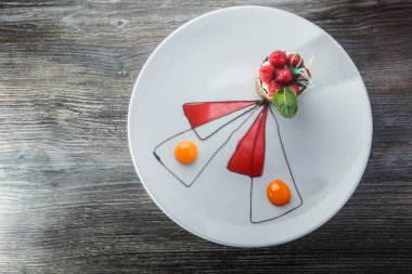 modern dekore edilmiş çikolata ahududu tatlısı üst görünümü