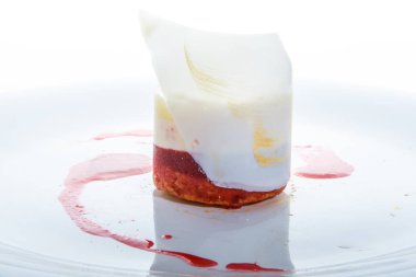 closeup modern dekore meyve ve krem mus tatlı