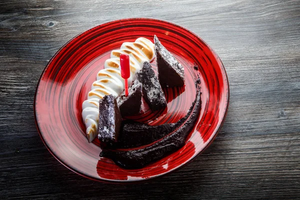 Delicioso pastel de brownie casero en rodajas con crema blanca al horno —  Fotos de Stock