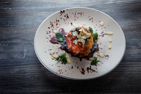 Delicious baked apple dessert with syrop, nuts and mint — Stock Photo, Image