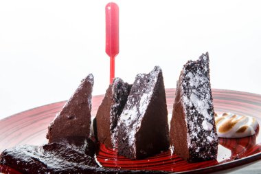 beyaz şeker tozu ile closeup lezzetli dilimlenmiş brownie kek