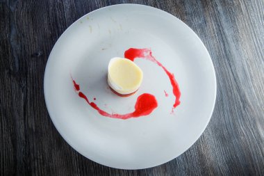 enfes dekore edilmiş katmanlı mus tatlısı üst görünümü