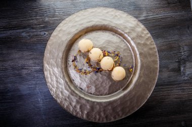 başlangıçta dekore edilmiş dört küresel sünger bisküvi üst görünümü