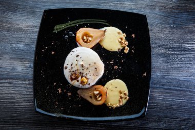 karamelize armut yarıya ile lezzetli bisküvi kek üst görünümü