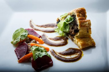 mantar ile hamur eti pişmiş closeup trendy restoran çanak