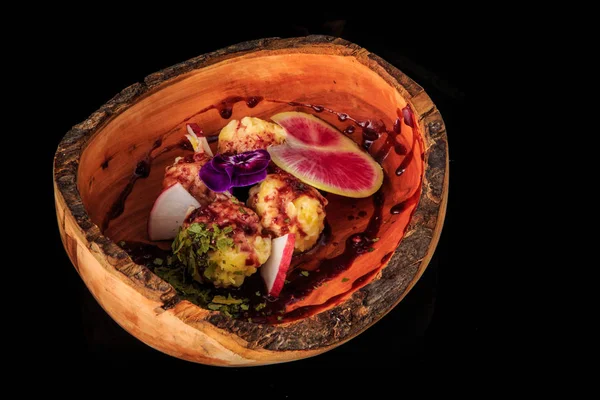 Bola keju kentang tumbuk lezat dihiasi dengan irisan lobak — Stok Foto