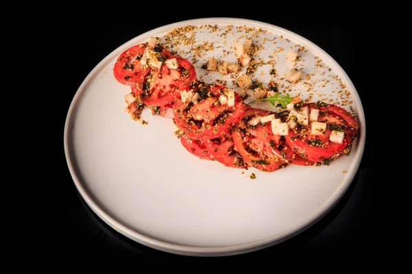 切片番茄的顶视图，用各种草药精心装饰 — 图库照片