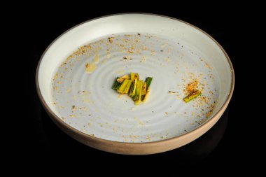 lezzetli yeşil bambu dilimleri ince çeşitli otlar ile dekore