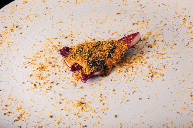 closeup kırmızı lahana dilimi ince çeşitli otlar ile dekore