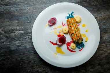 et ile doldurulmuş zarif dekore sebze rulo üst görünümü