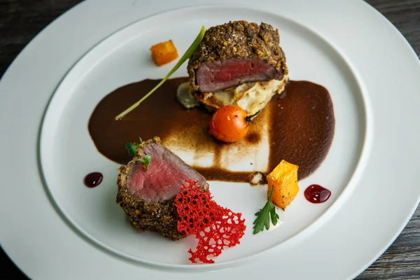 Vue de dessus gros plan finement décoré morceaux de viande grillée semi-crue — Photo