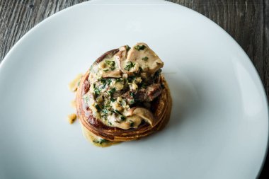 mantar ve kremalı sos ile lezzetli julienne üst görünümü