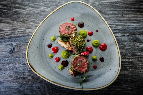 enfes dekore edilmiş üç çiğ ızgara et parçaları üst görünümü