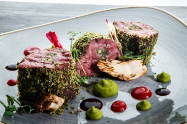 closeup ince dekore edilmiş üç çiğ ızgara et parçaları