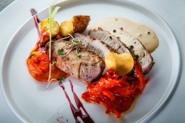 ızgara sebze ile closeup lezzetli dilimlenmiş pişmiş et