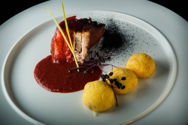 üst görünümü closeup patates topları ve kırmızı sos lu pişmiş et