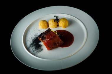 patates topları ve kırmızı sos ile kavrulmuş et üst görünümü