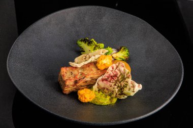 sos ve sebze ile lezzetli restoran et yemek