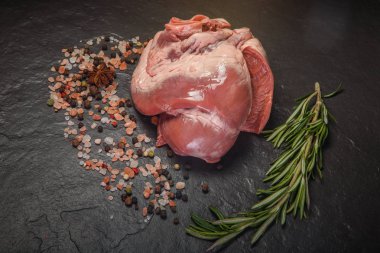 baharat ve biberiye ile üst görünümü closeup çiğ sığır eti kalp