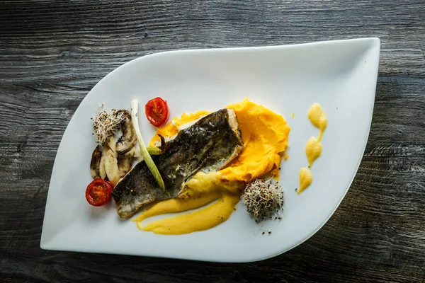 焼き魚や野菜で飾られたピューレ専用のトップビュー — ストック写真