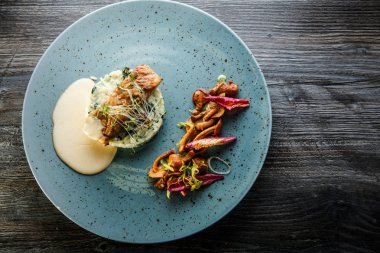 pirinç, sos ve mantar ile pişmiş deniz balığı üst görünümü